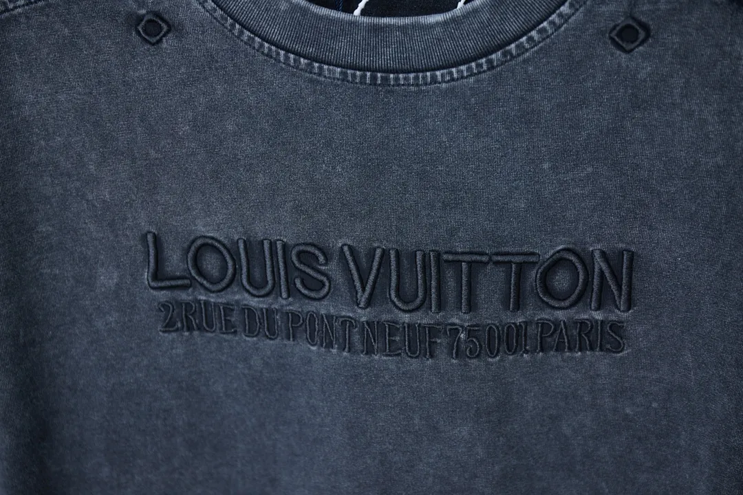 🅿️200 1V / Washed Ribbed T-shirt This washed T-shirt uses garment dyeing technology to present a lazy retro atmosphere. The logo and Monogram flower eyelets are embroidered on the chest and neckline respectively. With the rib elements extending from the collar to the sleeves, the trendy design shows a casual style.  The exquisite embroidery machine combines complex embroidery needlework and fine detail processing to create a three-dimensional embroidery effect. The classic trademark letter design restores consistent size spacing; the embroidery is fine and dense, the font is clear and the lines and three-dimensionality are strong. Combined with eyelet embroidery technology, it can express very delicate floral patterns due to the fineness of eyelet embroidery technology.  Garment distressing gives fabrics a vintage, nostalgic look by simulating the effects of long-term use and natural wear and tear. The snowflake pattern area is treated to simulate a fading effect; softeners are usually used during the treatment process to make the fabric softer and more comfortable. S M L XL